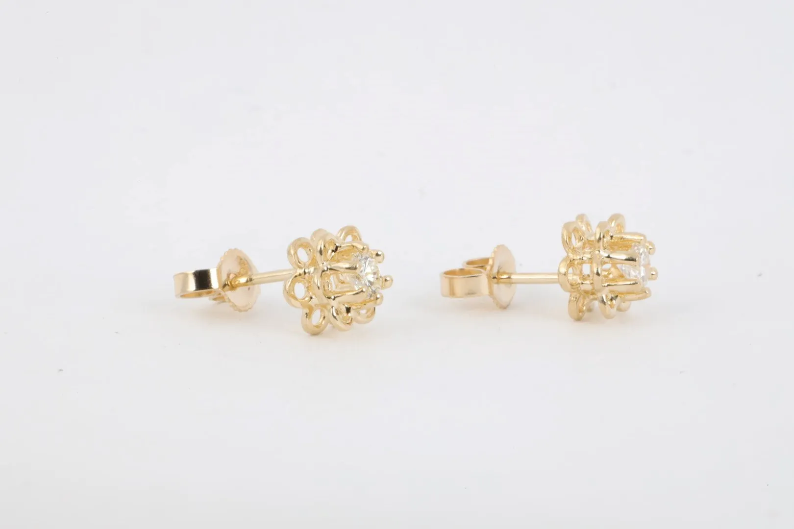 14k Yellow Gold Flower 0.28tcw Diamond Stud Earrings (1.37g.)