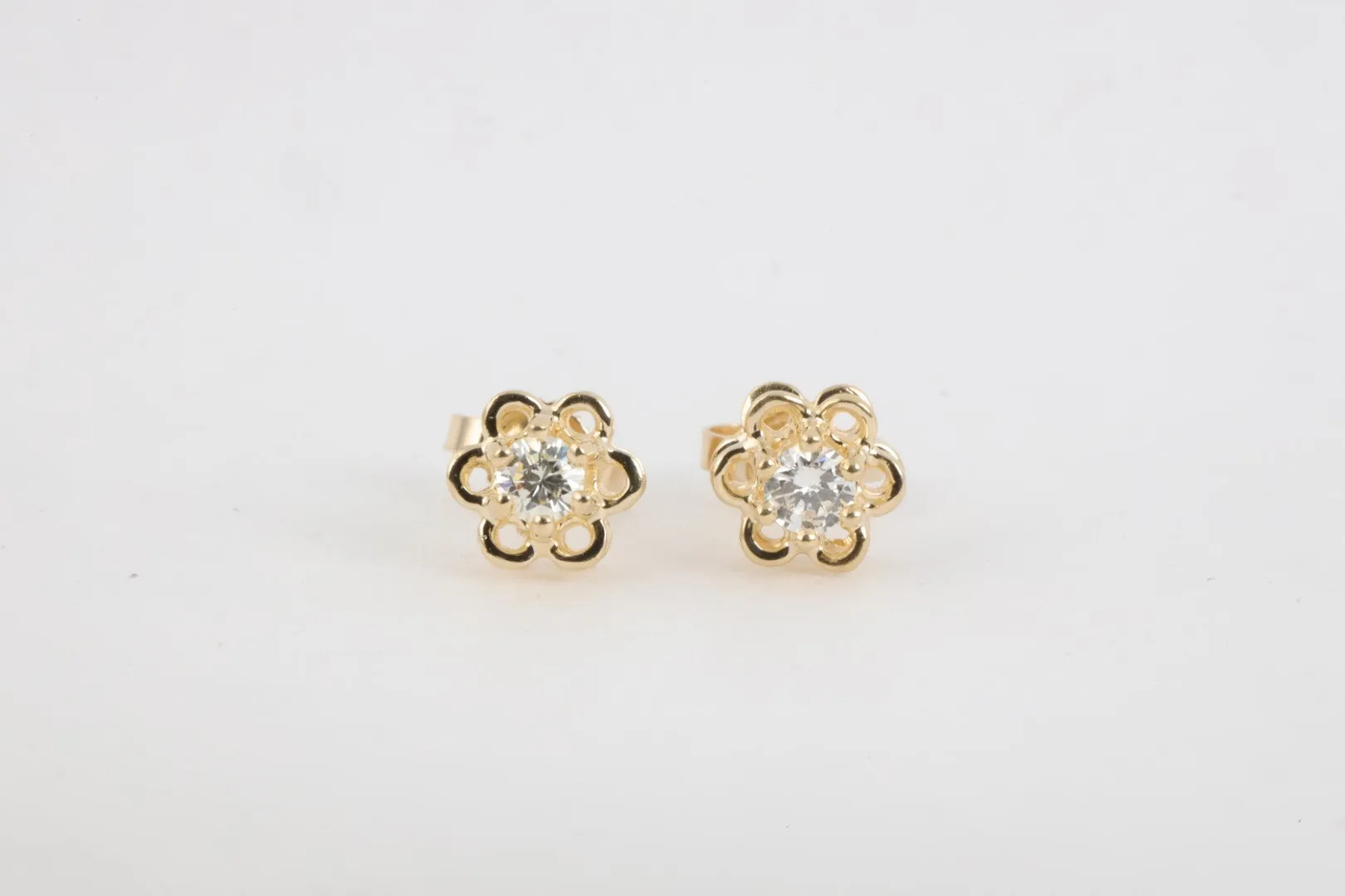 14k Yellow Gold Flower 0.28tcw Diamond Stud Earrings (1.37g.)