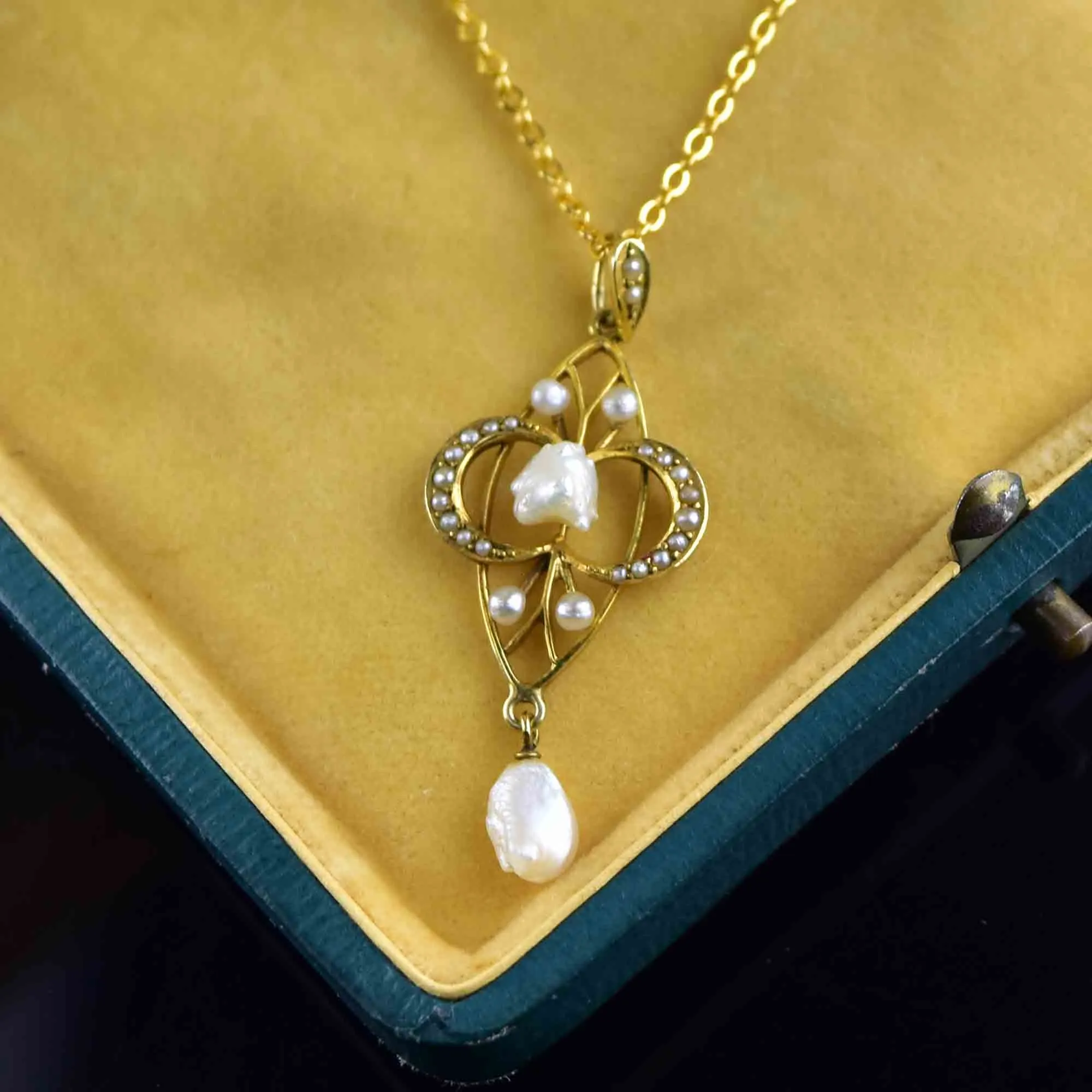 Antique 14K Gold Fresh Water Pearl Lavalier Necklace