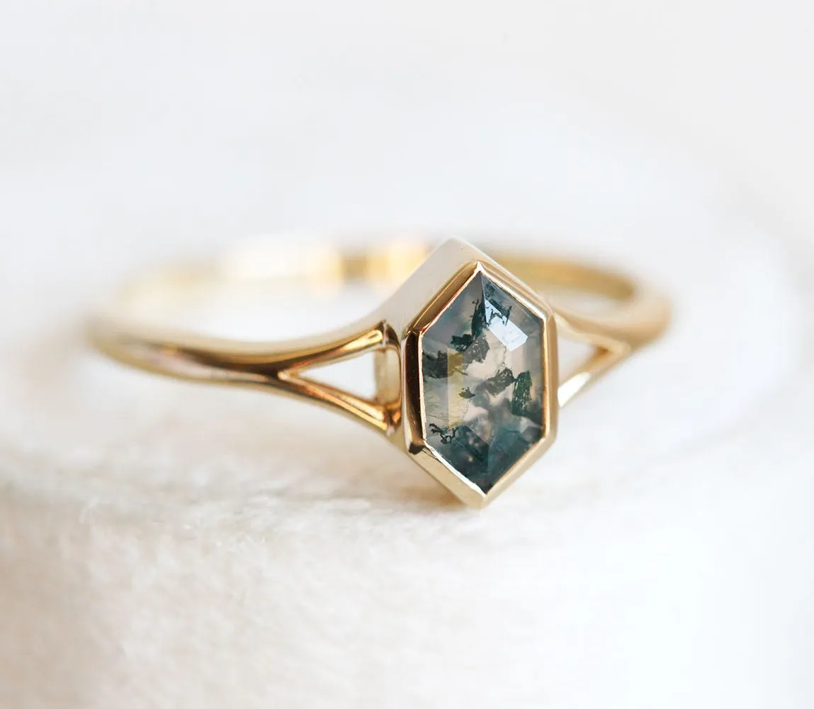 Hexagon Solitaire Moss Agate Ring With Chevron Band