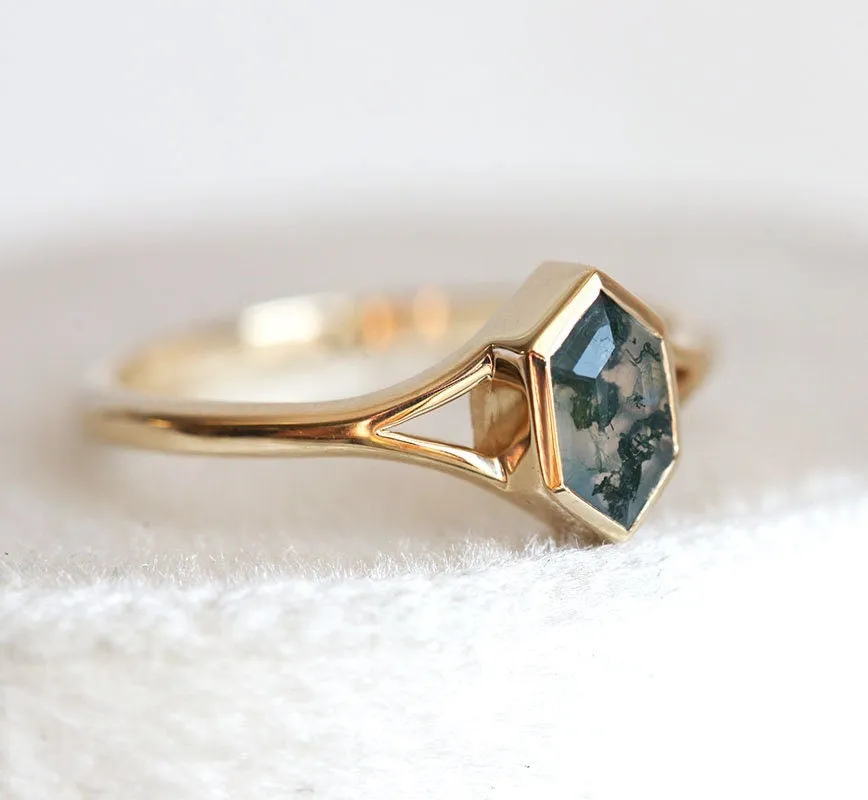 Hexagon Solitaire Moss Agate Ring With Chevron Band