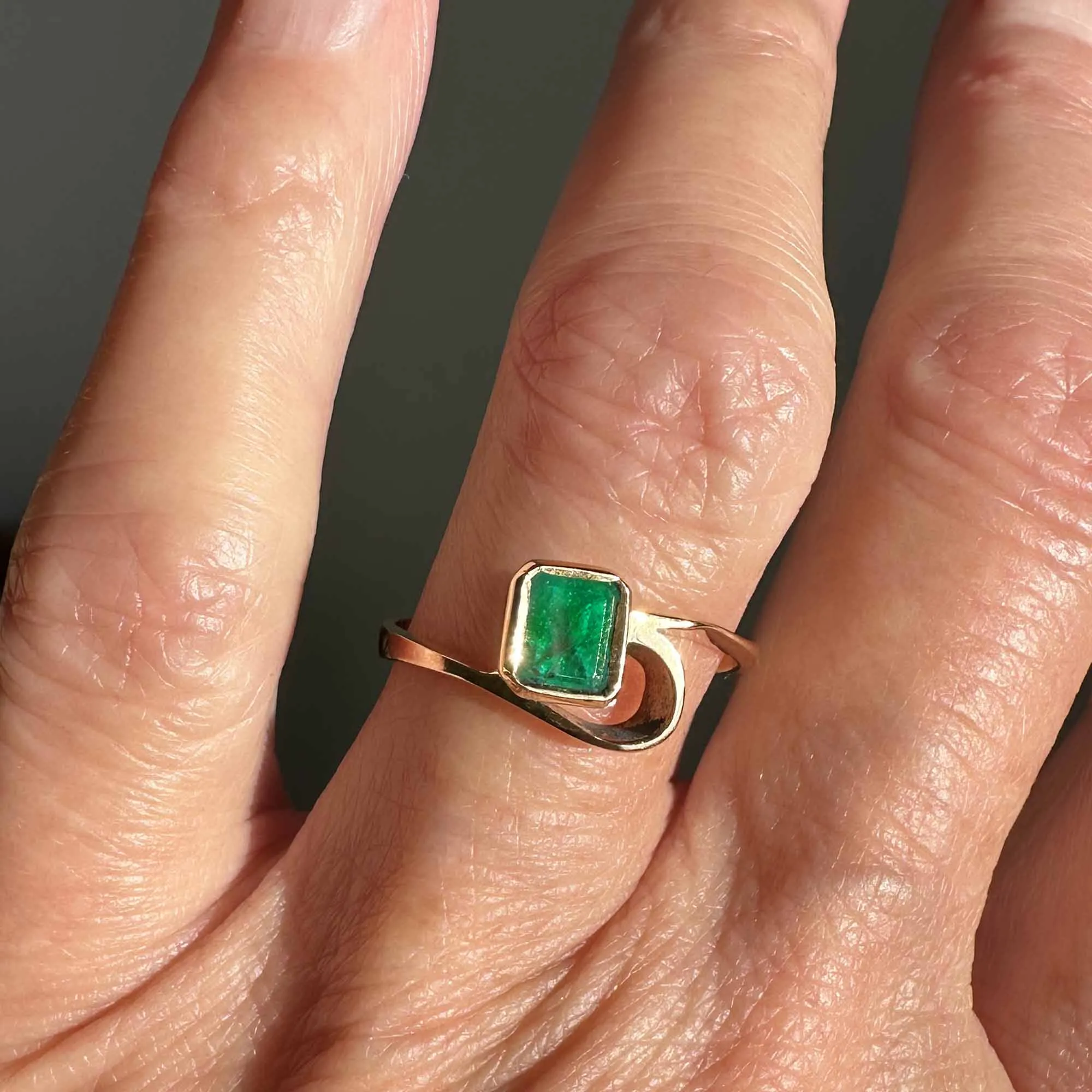 Modernist 18K Gold Bypass Solitaire Emerald Ring