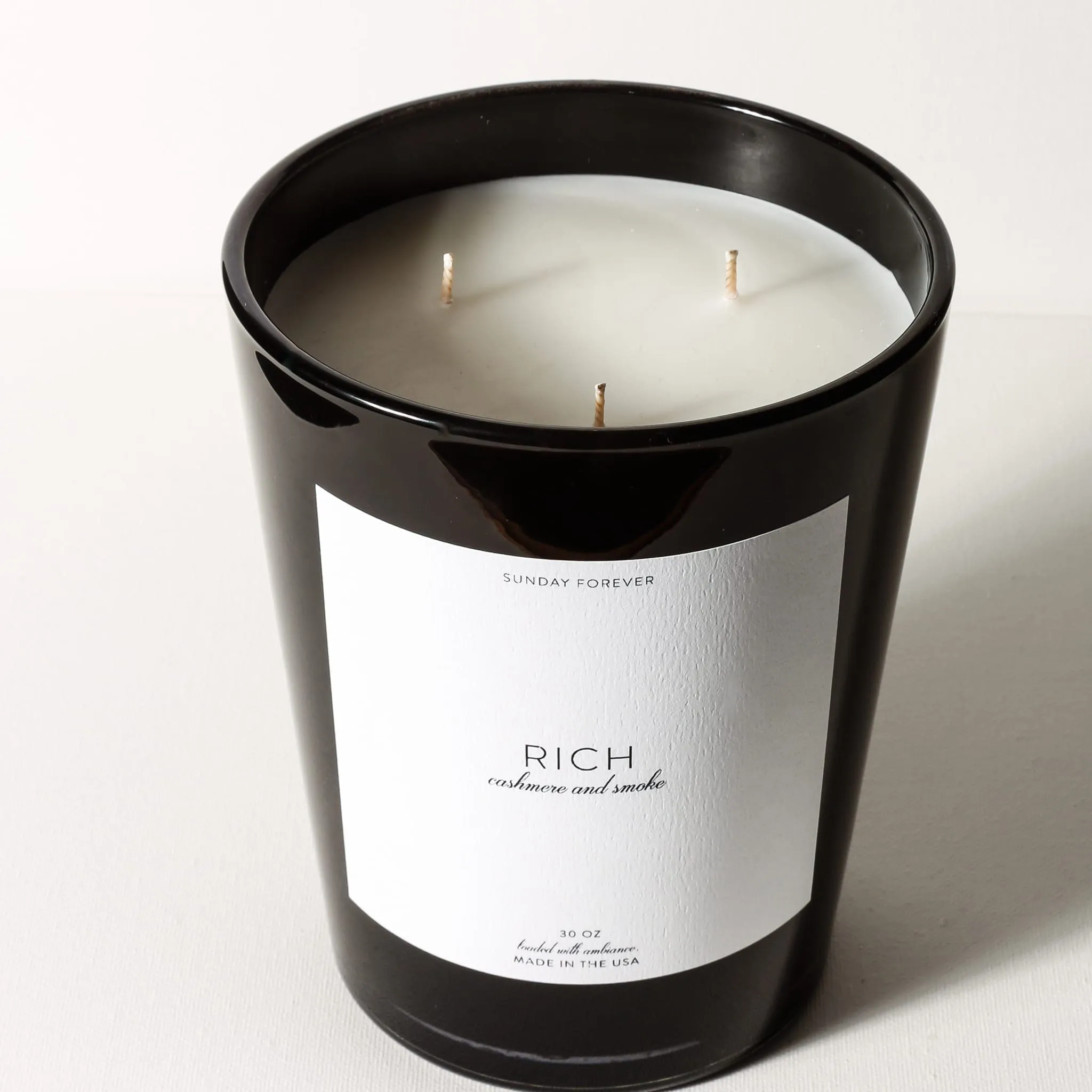 Rich Luxury Candle with Cashmere and Smoke